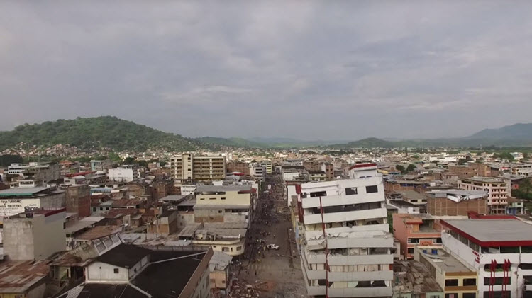 Schade aardbeving Ecuador gefilmd met drone