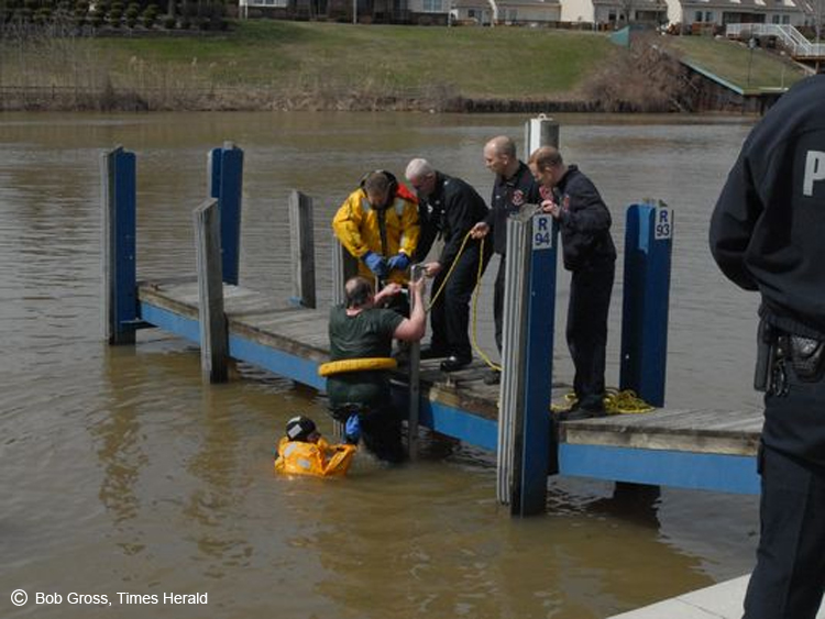 Dronepiloot gered uit rivier na dronecrash in Michigan Dronepiloot gered uit rivier na dronecrash in Michigan