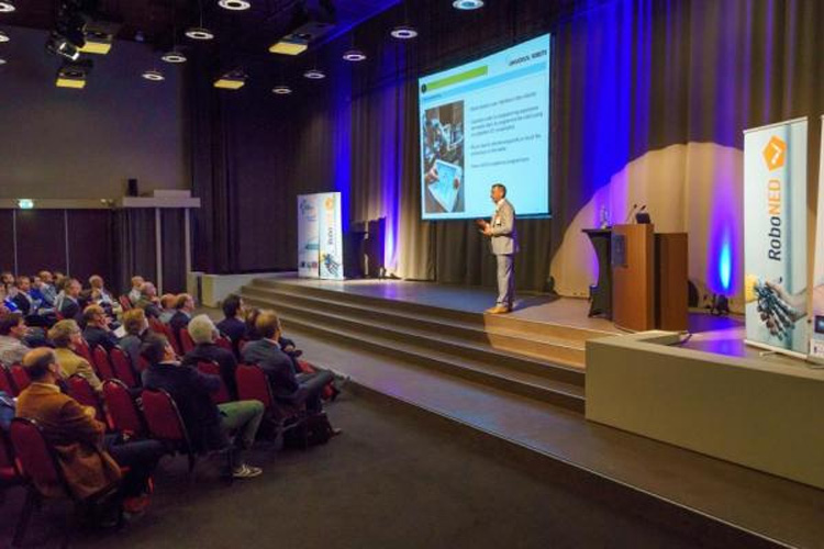 Drone-show tijdens Vision, Robotics & Mechatronics 2016 in Veldhoven Drone-show tijdens Vision, Robotics & Mechatronics 2016 in Veldhoven