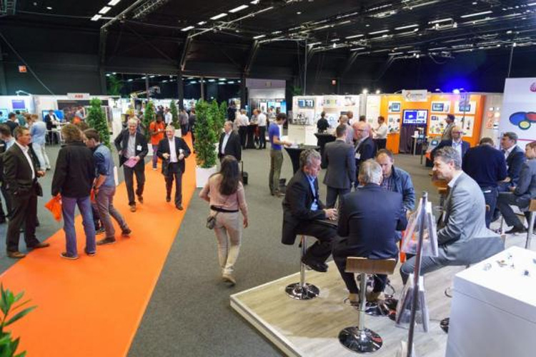 Drone-show tijdens Vision, Robotics & Mechatronics 2016 in Veldhoven Drone-show tijdens Vision, Robotics & Mechatronics 2016 in Veldhoven