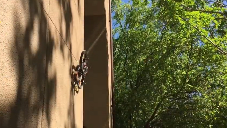 De quadcopter die kan landen op muren en plafonds De quadcopter die kan landen op muren en plafonds