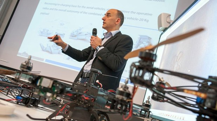 In Twente worden eerste stappen gezet naar schoonmaak-drone In Twente worden eerste stappen gezet naar schoonmaak-drone