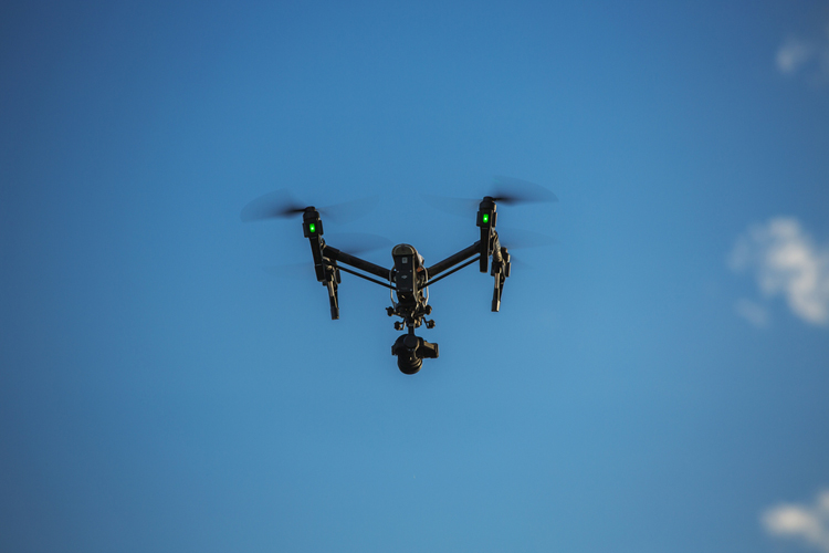 Marine controleert vluchtelingenbootjes met drone Marine controleert vluchtelingenbootjes met drone