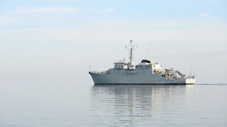 Marine controleert vluchtelingenbootjes met drone Marine controleert vluchtelingenbootjes met drone