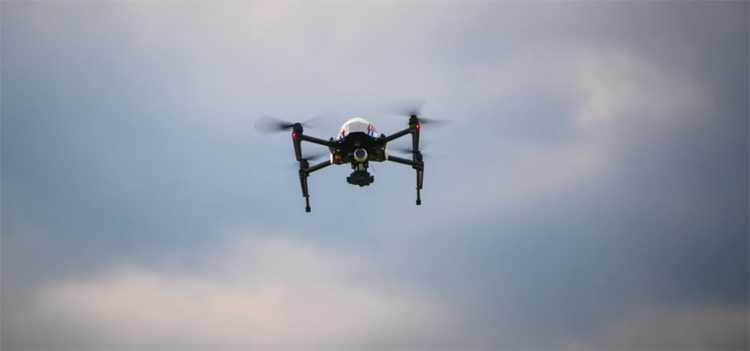 Drone redt reekalfjes van de maaimachine in Oldenzaal Drone redt reekalfjes van de maaimachine in Oldenzaal