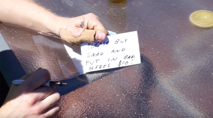 Video Australiër die lunch haalt met drone wordt onderzocht door CASA Video Australiër die lunch haalt met drone wordt onderzocht door CASA