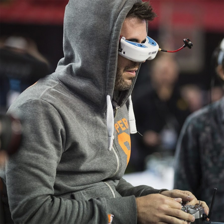 Skitzo FPV stunt erop los in verlaten gebouw