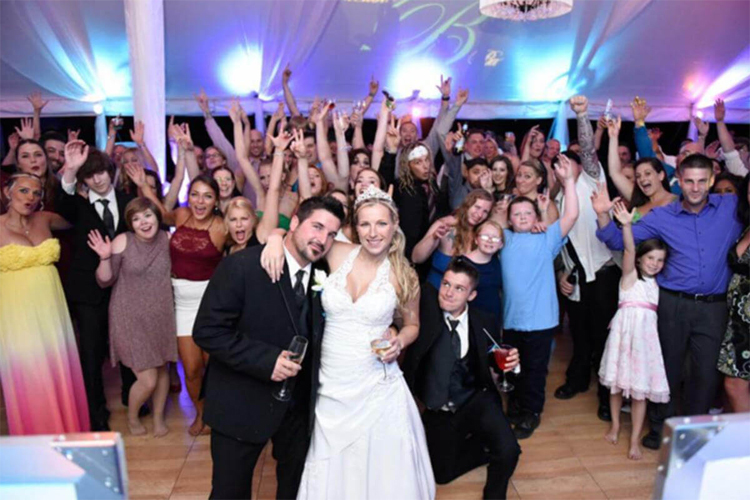 Bruidegom aangeklaagd na drone crash tijdens bruiloft Bruidegom aangeklaagd na drone crash tijdens bruiloft