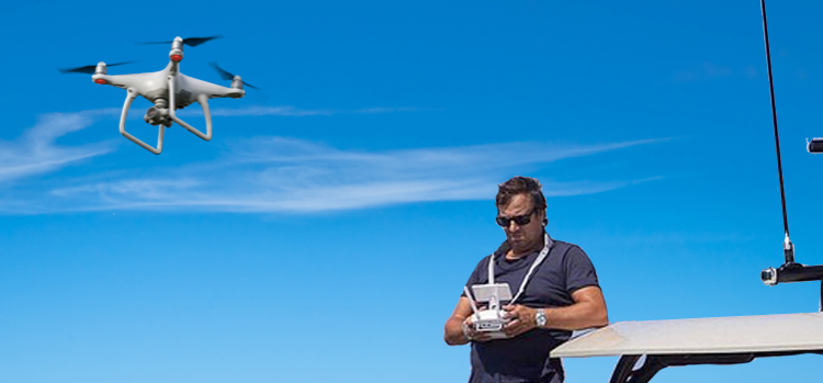 Marco Borsato bestuurt zijn DJI Phantom 4 Pro+ vanaf een boot