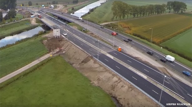 beide-bruggen-snelweg-a59-in-gebruik-airpro-waalwijk-oost-quadcopter-2015 beide-bruggen-snelweg-a59-in-gebruik-airpro-waalwijk-oost-quadcopter-2015