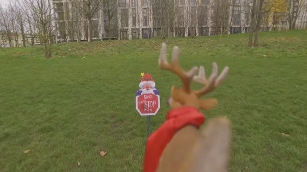 drones-rendier-brit-kerstman-stop-hier-bord-navigatiefilmpje-2015 drones-rendier-brit-kerstman-stop-hier-bord-navigatiefilmpje-2015