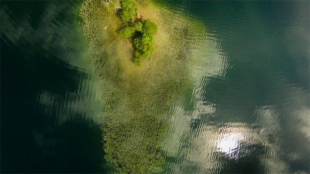 dronestagram-foto-wedstrijd-07-tiny-island-meer-van-galve-door-karolis-janulis dronestagram-foto-wedstrijd-07-tiny-island-meer-van-galve-door-karolis-janulis