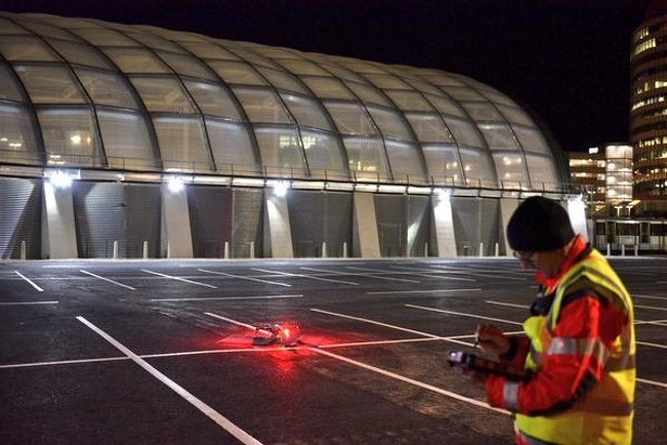 manchester-brandweer-vliegt-met-drones-bij-vuurbestrijding-quadcopter-piloot-tablet-2015 manchester-brandweer-vliegt-met-drones-bij-vuurbestrijding-quadcopter-piloot-tablet-2015