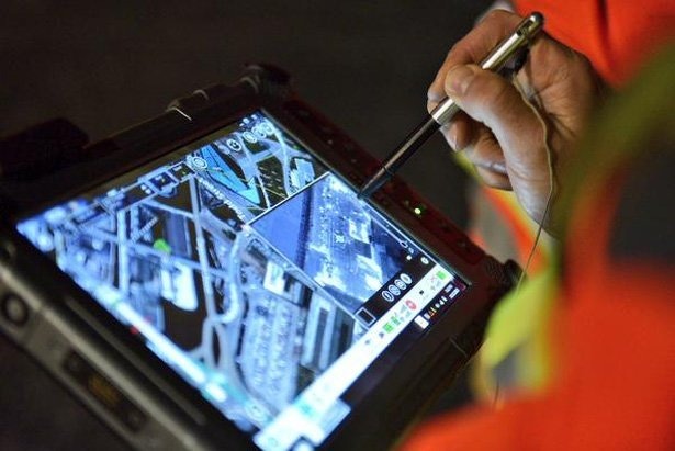 tablet-brandweer-professional-besturing-vuur-bestrijding-quadcopter-manchester-2015 tablet-brandweer-professional-besturing-vuur-bestrijding-quadcopter-manchester-2015