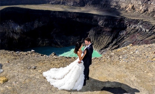 unieke-bruiloft-foto-shoot-santa-ana-vulkaan-drone-beelden-2015 unieke-bruiloft-foto-shoot-santa-ana-vulkaan-drone-beelden-2015